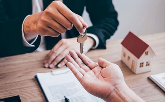 Miras paylaşımında saklı pay ihlali, tenkis davası şartları, saklı pay hesaplama, mirasbırakanın yaptığı bağışların tenkise tabi olup olmadığı, dava süresi ve masrafları 2025 güncel bilgilerle açıklanmıştır. 